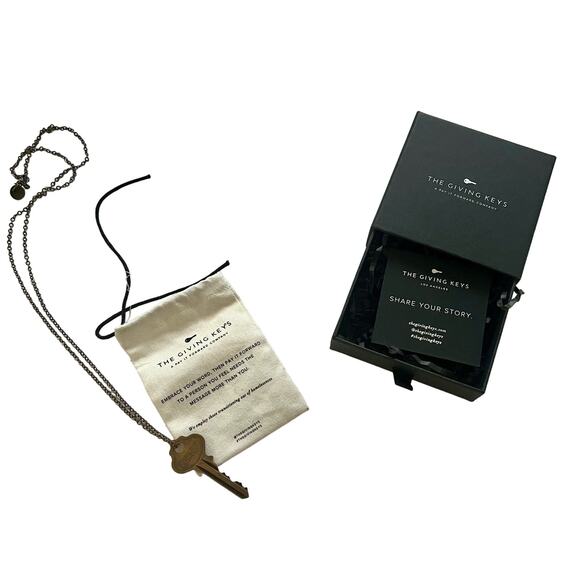 The Giving Keys Fearless necklace with pouch and box - Picture 1 of 12